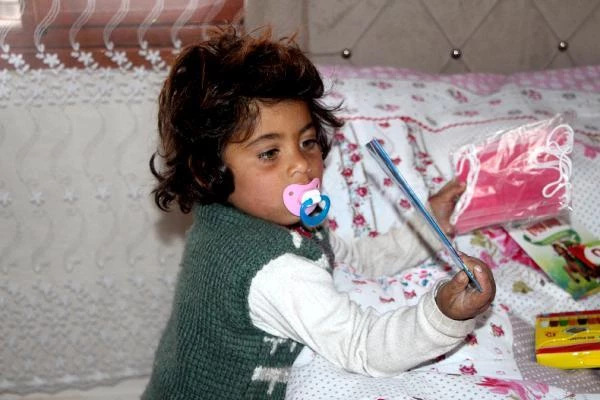 Küçük Ali, 6 yıldır yaşadığı çadıra el sallayarak veda etti