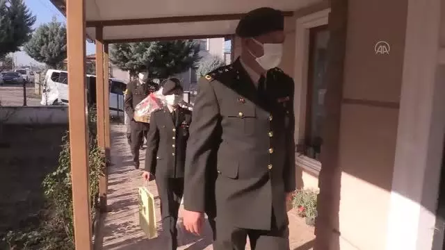 Mehmetçik kendileri için yün çorap ören 'asırlık çınar' Zeliha nineye el dokuması seccade gönderdi (2) Mehmetçik kendileri için yün çorap ören 'asırlık çınar' Zeliha nineye el dokuması seccade gönderdi (2)