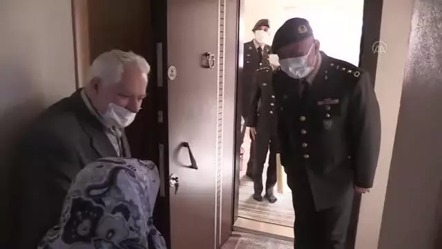 Mehmetçik kendileri için yün çorap ören 'asırlık çınar' Zeliha nineye el dokuması seccade gönderdi (2) Mehmetçik kendileri için yün çorap ören 'asırlık çınar' Zeliha nineye el dokuması seccade gönderdi (2)