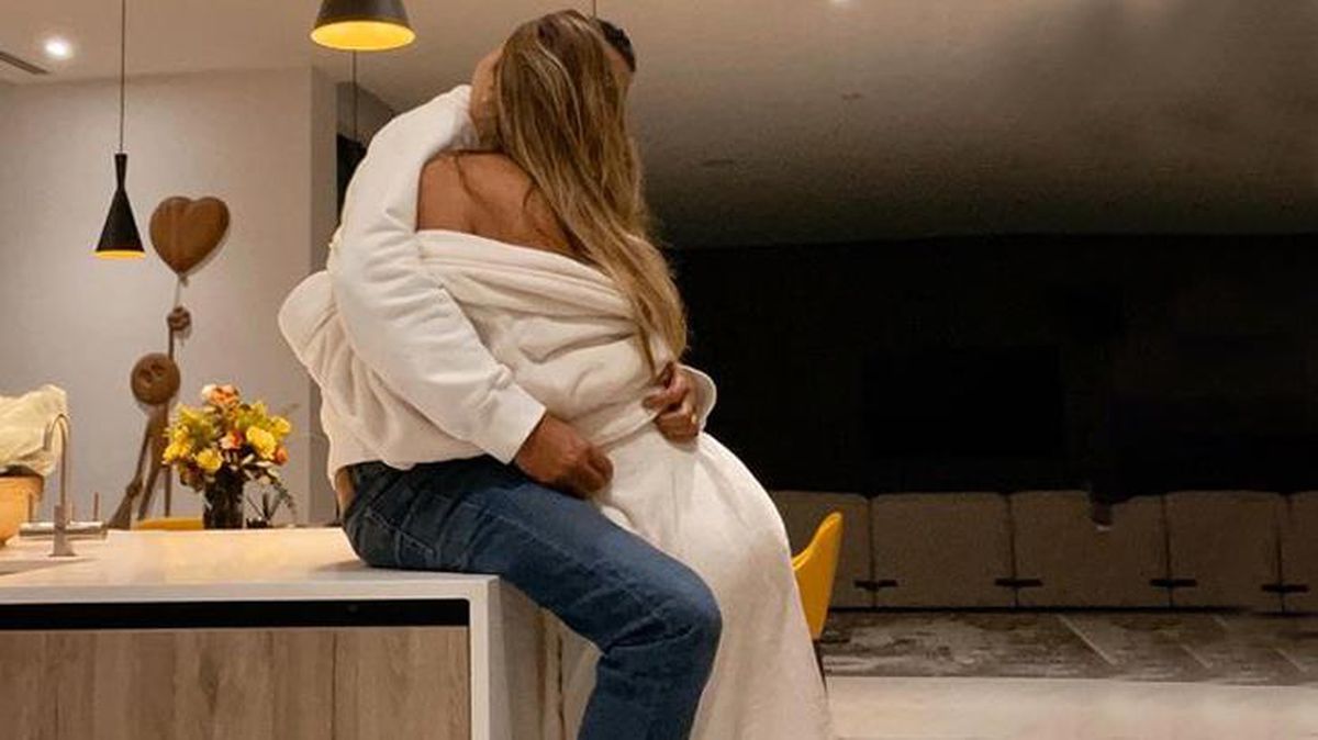 Şeyma Subaşı'dan dikkat çeken paylaşım! Bornozunu indirip sevgilisine sarıldı