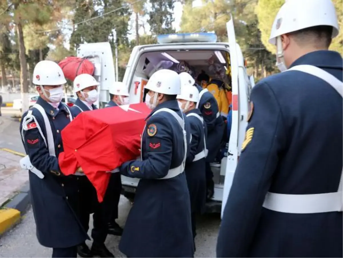 Son dakika: Suriye'de şehit olan astsubayın cenazesi Gaziantep'e getirildi