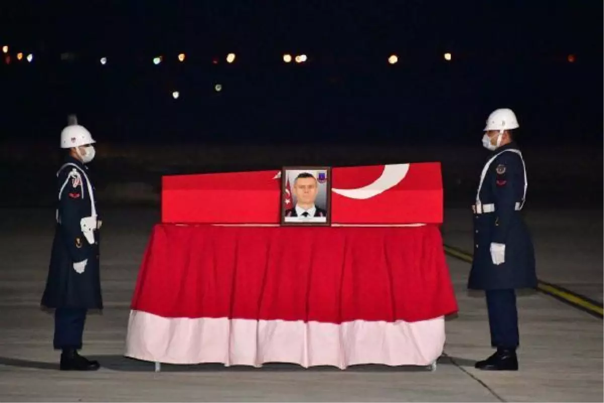 Suriye'de şehit olan astsubayın cenazesi Gaziantep'e getirildi (2)