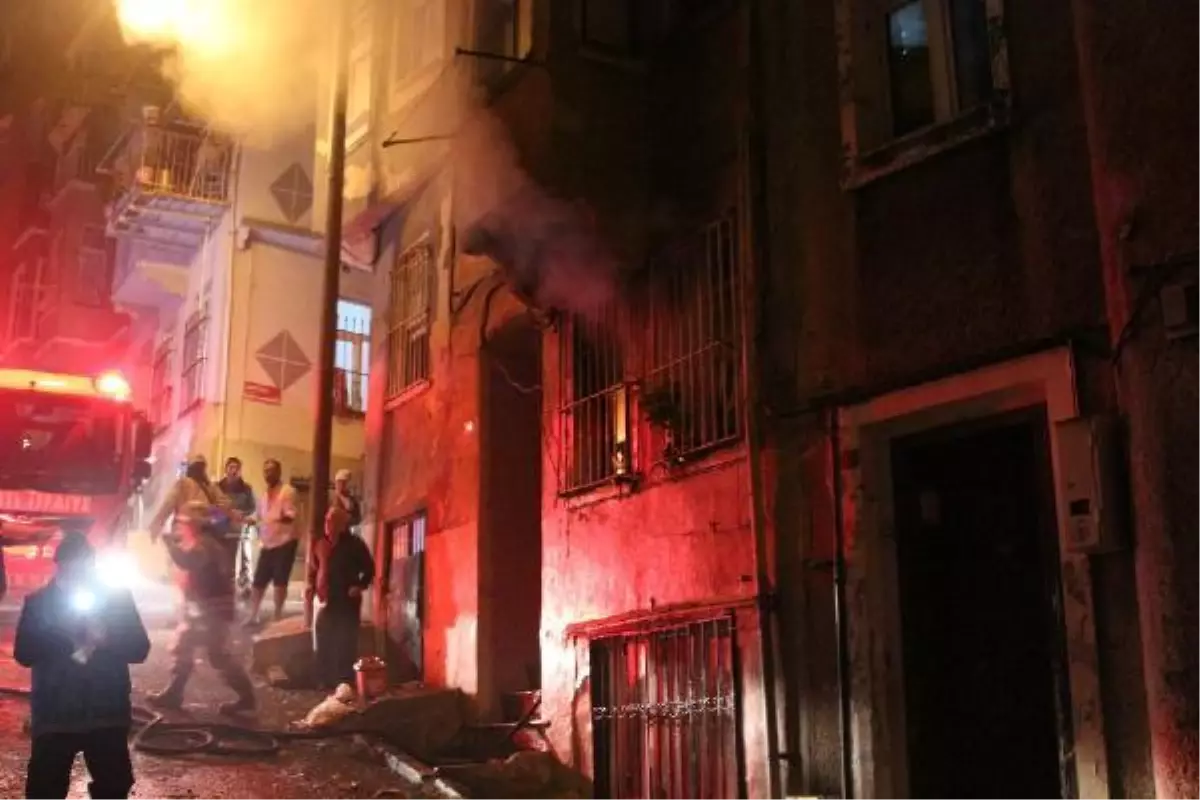 Yangında mahsur kalan yaşlı kadını vatandaşlar son anda kurtardı