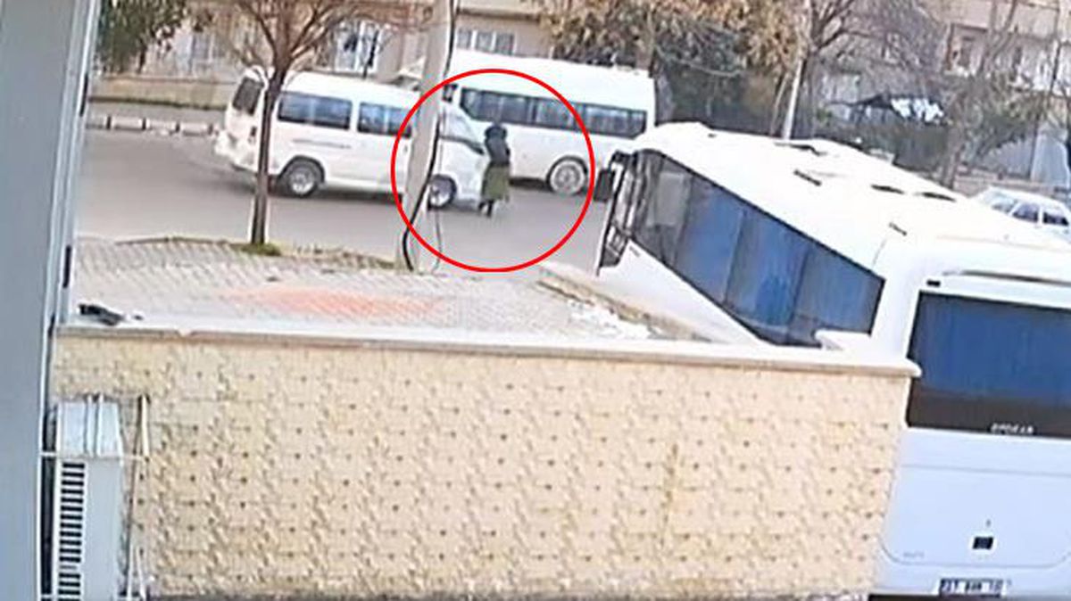 Yolun karşısına geçerken minibüs çarpan kadının metrelerce sürüklediği anlar kamerada