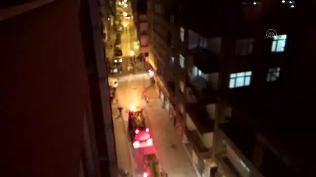 Çatı yangınında 2 kişi dumandan etkilendi