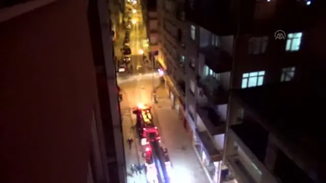 Çatı yangınında 2 kişi dumandan etkilendi