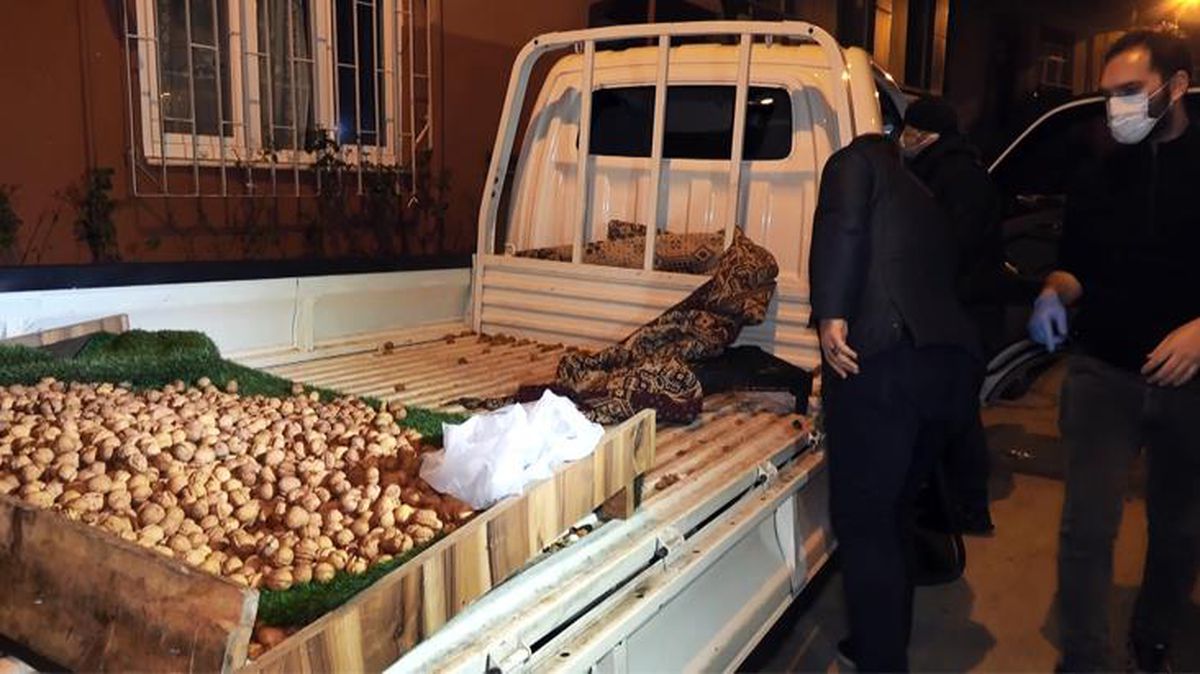Polis ekipleri hareketlerinden şüphelendi! Ceviz sattığı kamyonete gizlediği 500 gram uyuşturucu ele geçirildi