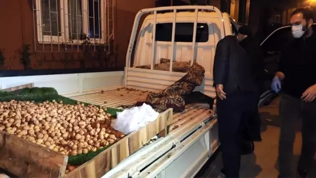 Polis ekipleri hareketlerinden şüphelendi! Ceviz sattığı kamyonete gizlediği 500 gram uyuşturucu ele geçirildi Polis ekipleri hareketlerinden şüphelendi! Ceviz sattığı kamyonete gizlediği 500 gram uyuşturucu ele geçirildi