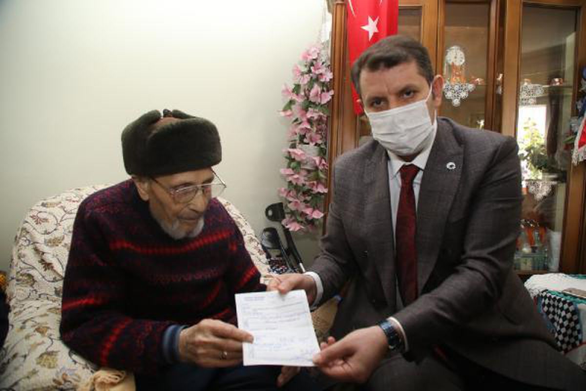 Emekli çift, 5 milyon liralık birikimini cami için bağışladı