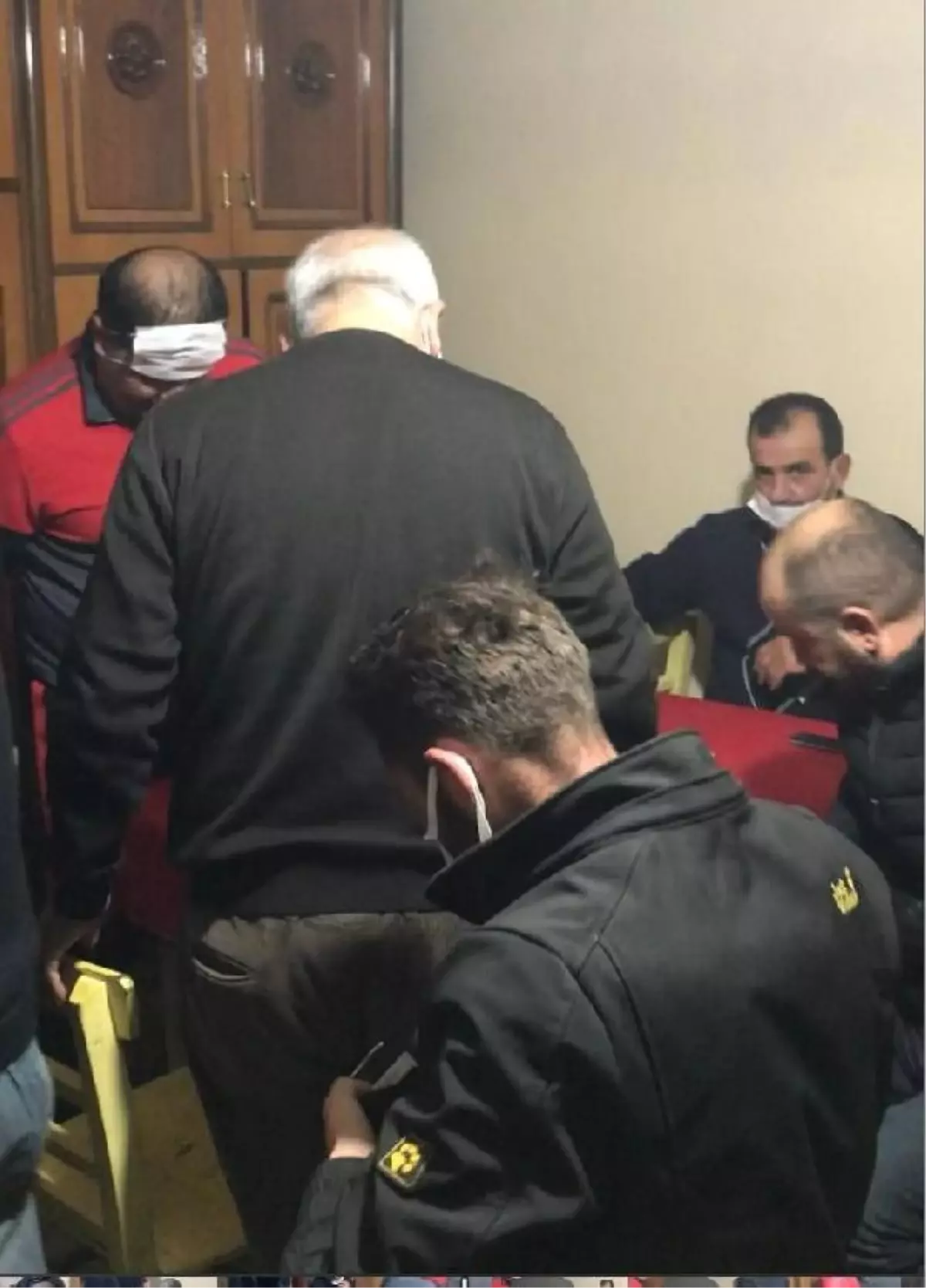 Evde kumar oynarken yakalandılar