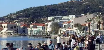 Foça'da maske ve sosyal mesafe unutuldu, sahiller doldu