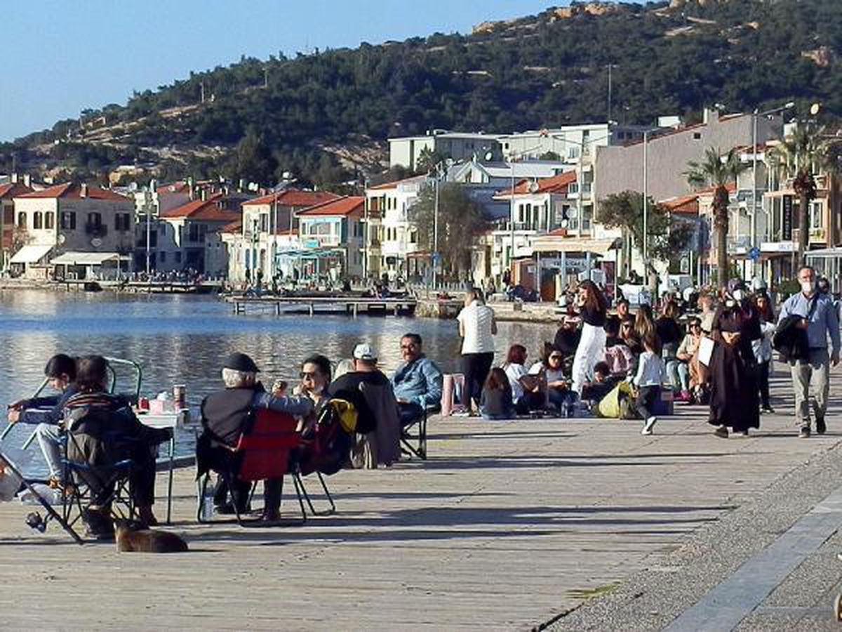Foça'da maske ve sosyal mesafe unutuldu, sahiller doldu