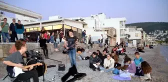 Güneşi görüp sahile gelenlere mini konser verdiler
