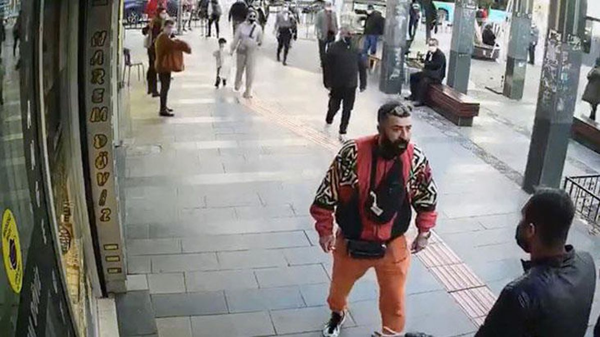 Ailesiyle yürüyen adam, karısı taciz edilince deliye döndü! O anlar kamerada