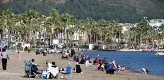 Marmaris'te kısıtlama öncesi güneşli havanın tadını çıkardılar