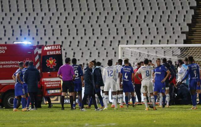 Nanu of Porto, colliding with the rival goalkeeper, fell to the ground in an instant Nanu of Porto, colliding with the rival goalkeeper, fell to the ground in an instant