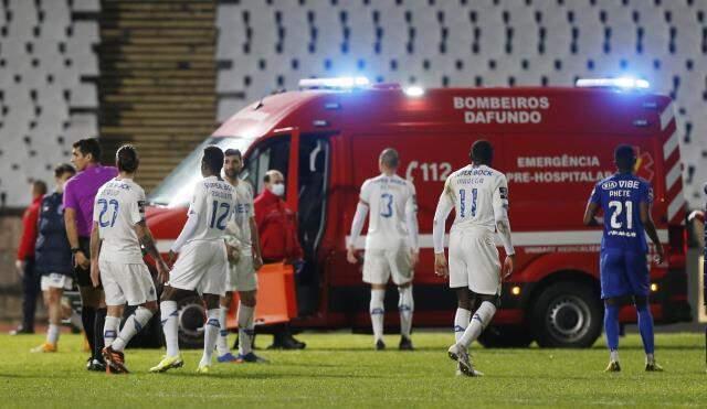 Nanu of Porto, colliding with the rival goalkeeper, fell to the ground in an instant Nanu of Porto, colliding with the rival goalkeeper, fell to the ground in an instant