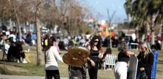 Roman havasını duyunca virüsü unutup parkta göbek attılar (2)