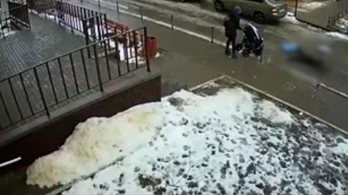 Böyle talihsizlik görülmedi! Balkondan bakan kişi, 5 aylık bebeğin üzerine düştü