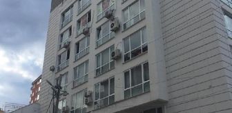 Rüzgarın etkisiyle çatıdan tuğlalar uçtu: elektrik telleri koptu, cip hasar gördü