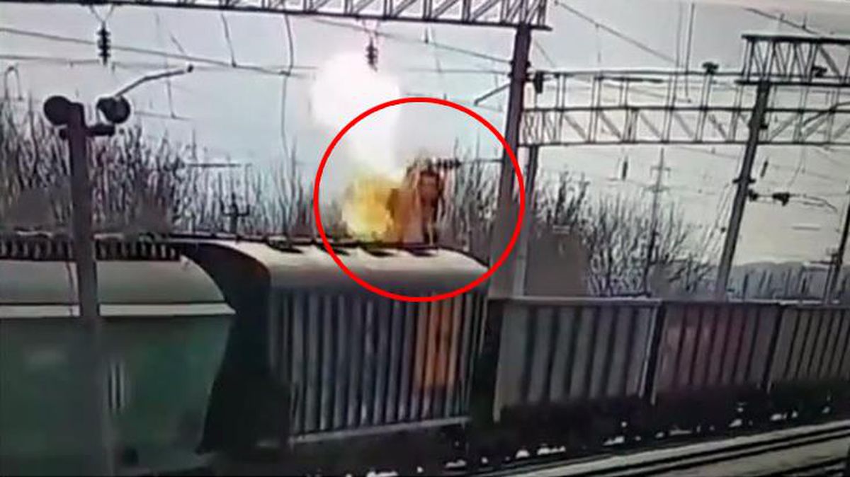 Tren vagonlarının üzerinde oyun oynayan çocuk akıma kapılıp can verdi! Dehşet anları kamerada
