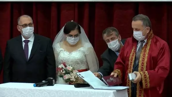 Otele yerleştirilen evsiz çift, dünya evine girdi