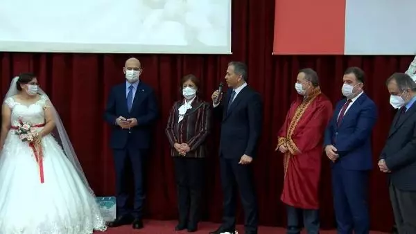 Otele yerleştirilen evsiz çift, dünya evine girdi