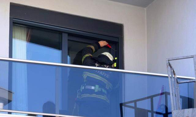 Çocuğu kapıyı kilitleyince balkonda mahsur kalan kadını itfaiye kurtardı