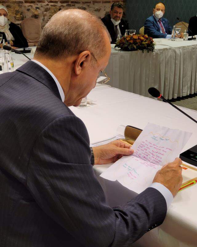 Cumhurbaşkanı Erdoğan, minik Sena'nın sevgi dolu mektubunu okudu