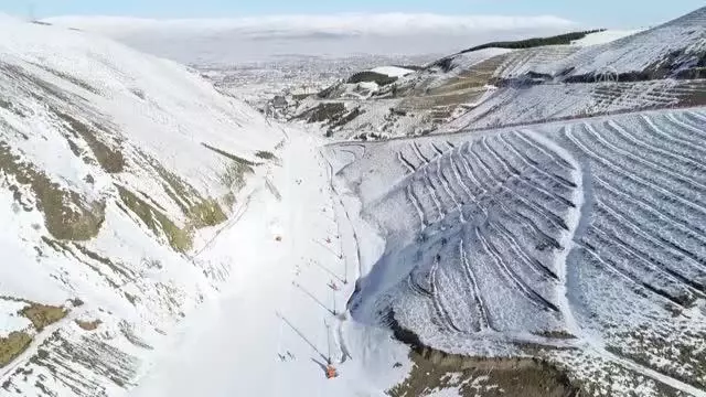 ERZURUM -Kısıtlamadan muaf tutulan turistler Palandöken'de kayak yapmanın keyfini yaşıyor