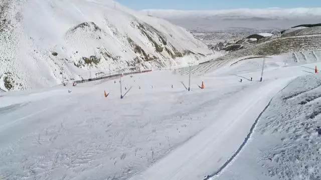 ERZURUM -Kısıtlamadan muaf tutulan turistler Palandöken'de kayak yapmanın keyfini yaşıyor