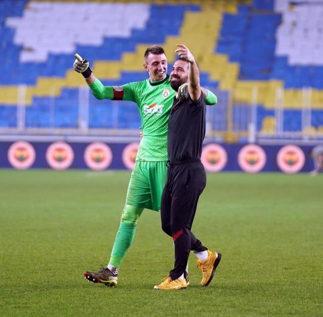 Making a statement after Fenerbahçe match, Muslera could not keep her tears