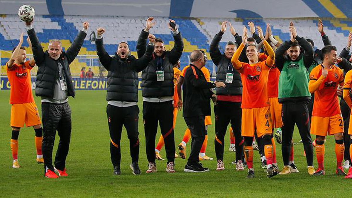 Galatasaray'da teknik heyet ve futbolcular, Kadıköy galibiyetini deplasman tribününe giderek kutladı
