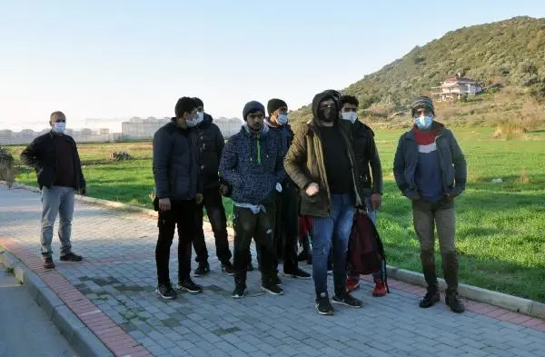 Gazipaşa'da seralarda saklanan 32 kaçak göçmen yakalandı