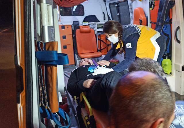 Genç kız karnındaki bıçak ile ambulansı bekledi