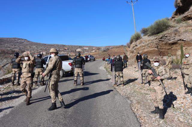 Katliam gibi kavgada hayatını kaybeden 7 kişi defnedilirken, jandarma bölgede kuş uçurtmadı