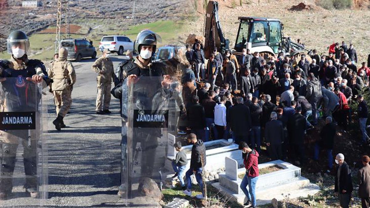 Katliam gibi kavgada hayatını kaybeden 7 kişi defnedilirken, jandarma bölgede kuş uçurtmadı