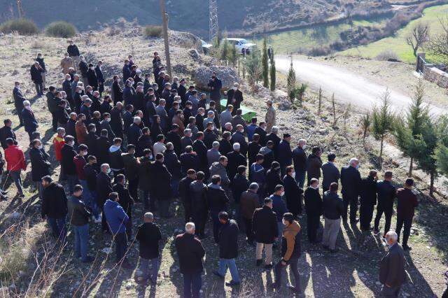 Katliam gibi kavgada hayatını kaybeden 7 kişi defnedilirken, jandarma bölgede kuş uçurtmadı