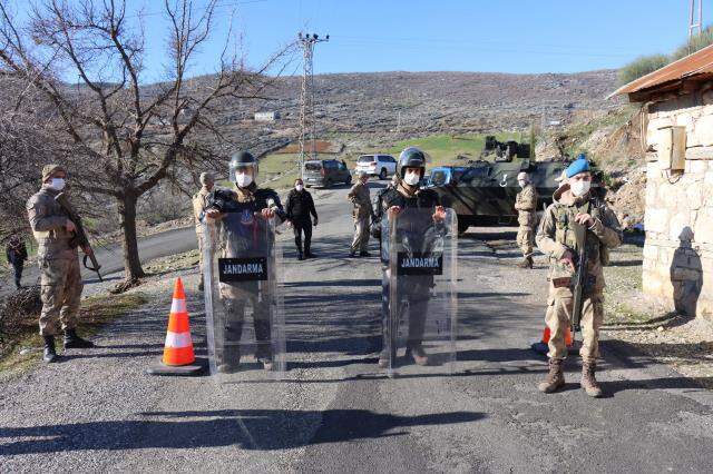 Katliam gibi kavgada hayatını kaybeden 7 kişi defnedilirken, jandarma bölgede kuş uçurtmadı