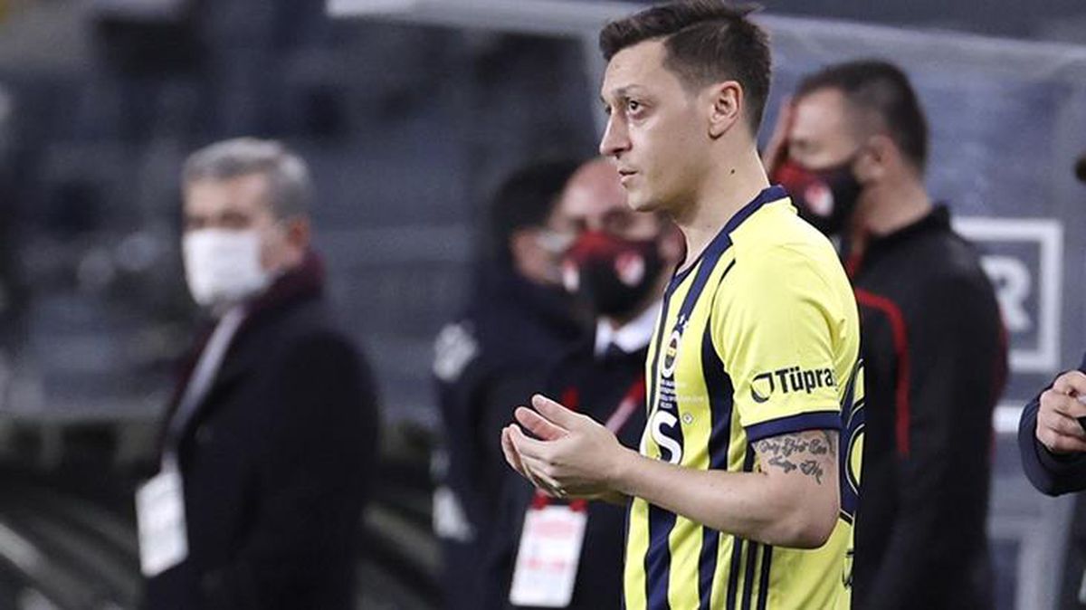 Mesut Özil'in ilk derbi heyecanı! Oyuna dua ederek girdi