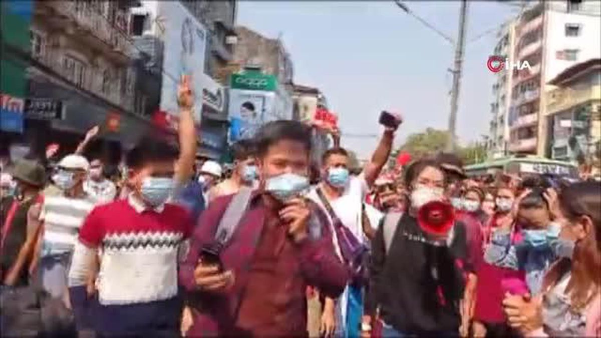 Myanmar'ın en büyük kentinde halk darbeye karşı sokaklarda