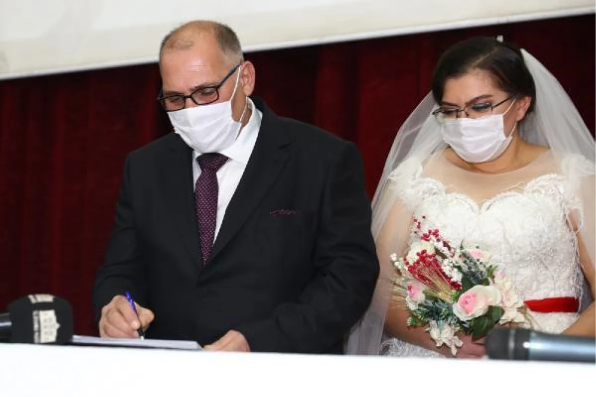 Pandemide sığındıkları otelde tanışan çift Bağcılar'da evlendi