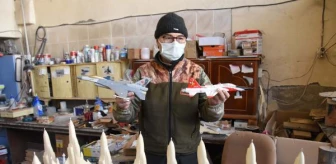 Yedek parçalarını yaptığı savaş uçaklarının maketlerini üretiyor