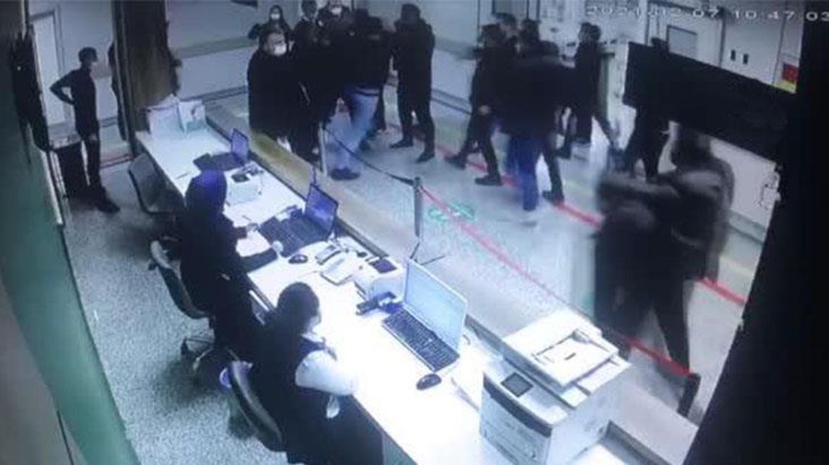 Koronadan hayatını kaybeden kişinin ölüm bilgisine Kovid-19 yazılmasını istemeyen aile, hastaneyi birbirine kattı