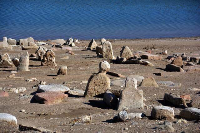 Baraj suyu çekilince, eski mezarlıktaki kafatası ve kemikler ortaya saçıldı