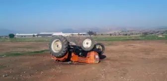 Drift yaparken devrilen traktördeki 3 kişi yaralandı