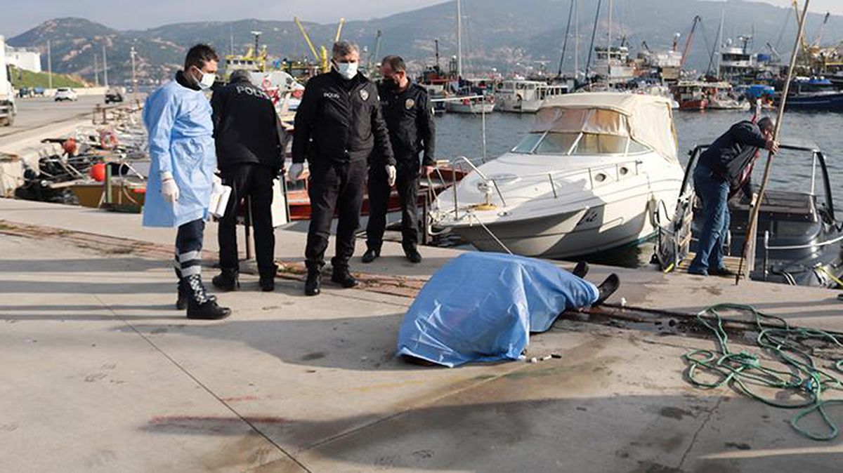 Foça'daki balıkçı barınağında bir erkeğin cansız bedeni bulundu