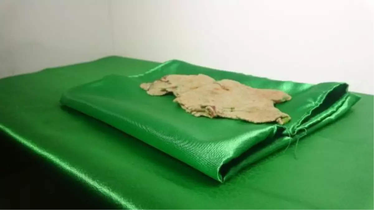 Hz. Muhammed'e ait olduğunu söyledikleri takke ve çorabı evlerinde sergiliyorlar