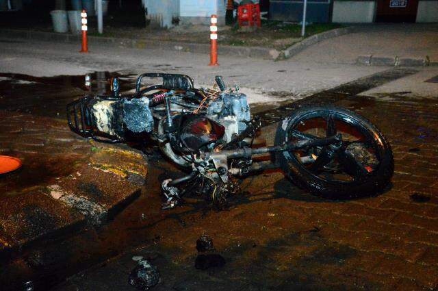 Kavgada hıncını alamayan şahıs, kendi motosikletini yaktı
