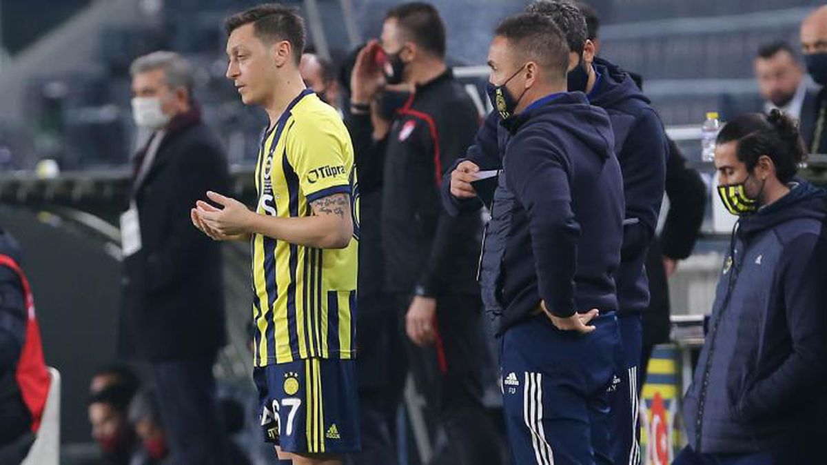 Mesut Özil 36 dakikadaki istatistikleriyle 63 dakika oynayan Mert Hakan'ı geride bıraktı